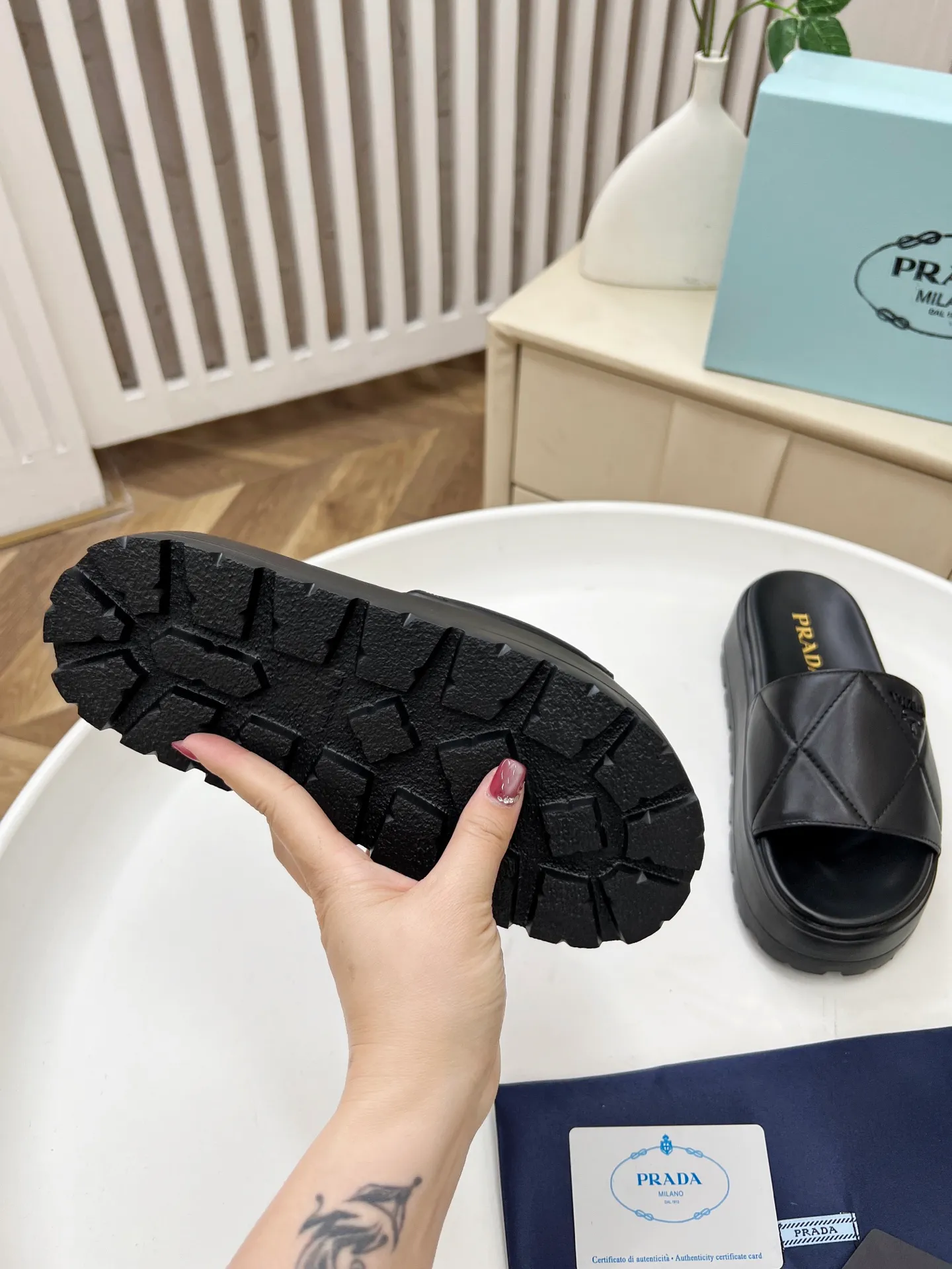 👟👟Ex-factory price 440👟👟 Prada/Prada 25ss summer new couple's beach thick-soled Birkenstock sandals. This shoe style is really a classic design that will not go out of style and is in line with everyone's current pursuit of comfortable and healthy wearing concepts. It is regarded by many domestic and foreign celebrities and fashionistas as an important choice for daily slippers. ✔Upper: imported super soft sheepskin ✔Inner lining: imported sheepskin ✔Hardware: Original molded split hardware ✔Outsole: Ultra-light, wear-resistant and non-slip foam sole ✔Number of yards: 35~40 (custom-made 40 pieces are non-refundable)